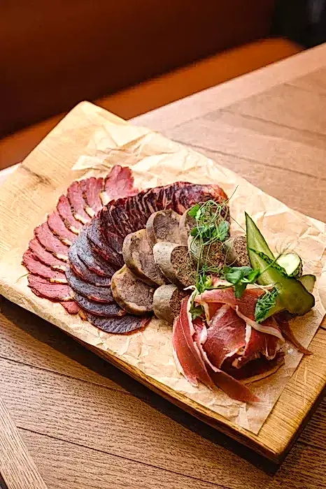 Мясная тарелка казылык вяленый, казылык отварной, гусь вяленый, тутырма, копчёный бекон из конины